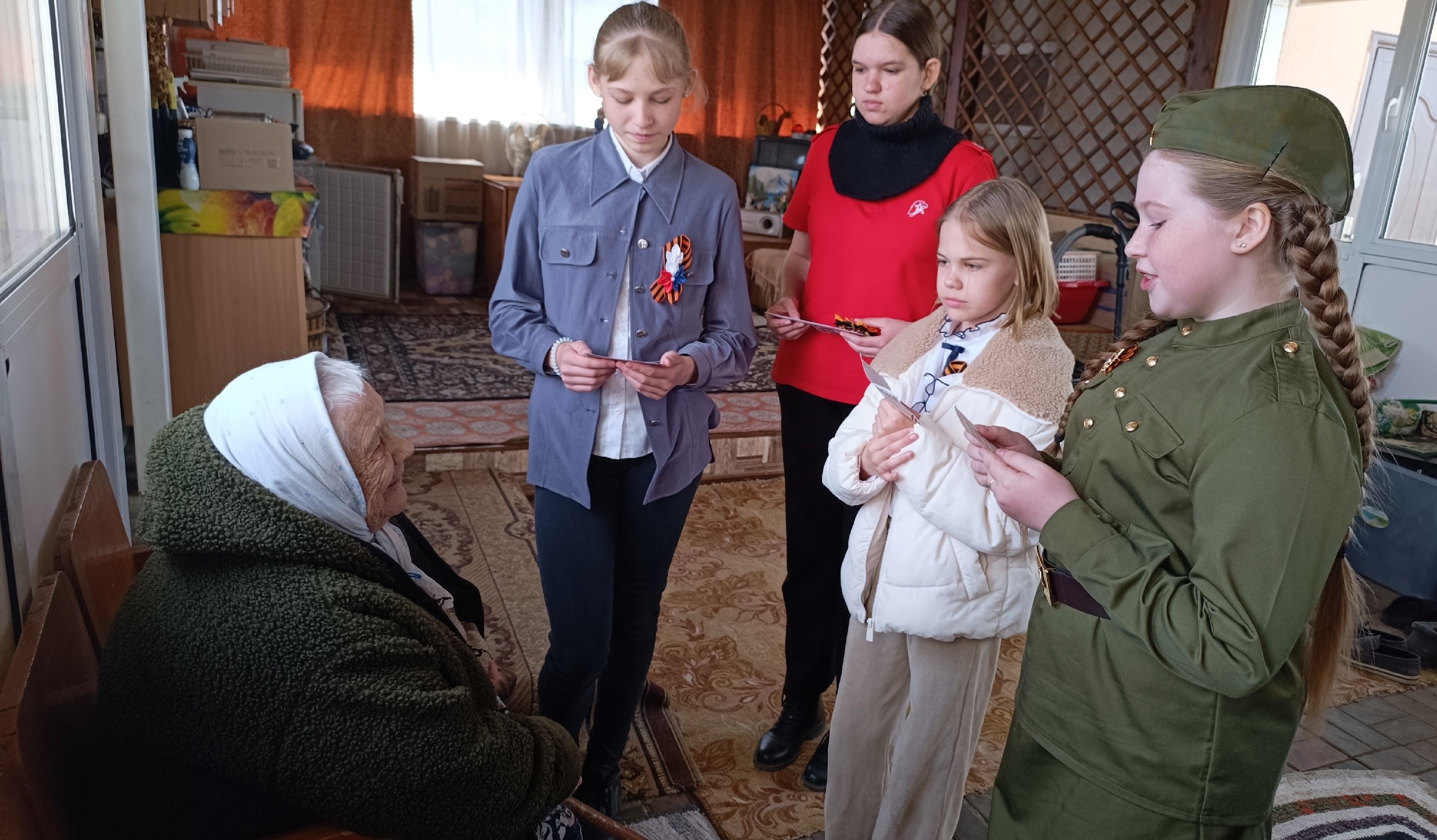 В канун Дня Победы ученики Нижне-Есауловской школы провели акцию «Поздравление ветерана».
