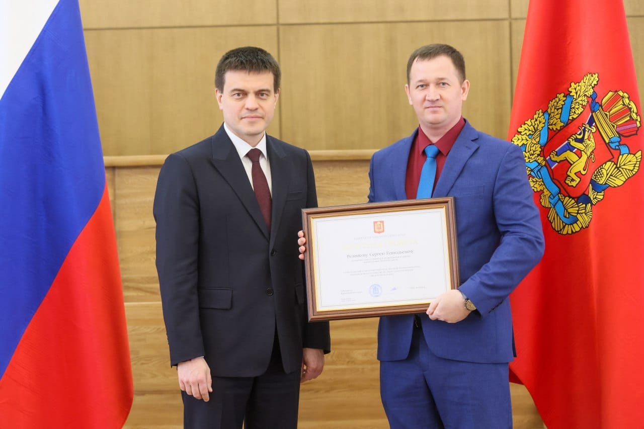 В преддверии Дня местного самоуправления Губернатор Красноярского края Михаил Котюков вручил заслуженные награды муниципальным служащим региона..